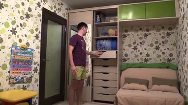 Lit transformateur aux couleurs vives pour un enfant d'âge préscolaire