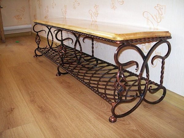 étagère en métal dans la chambre