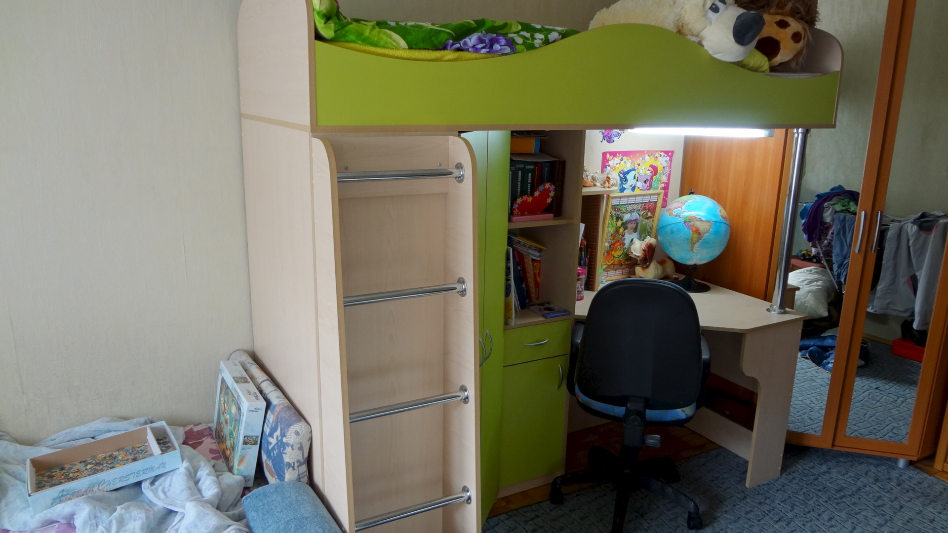 Lit transformateur pour enfant d'âge préscolaire actif