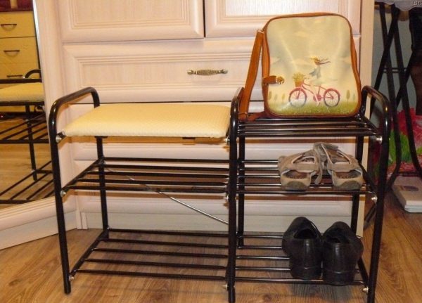 étagère en métal dans la maison