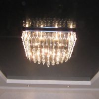 plafond noir suspendu à l'intérieur de la photo du couloir