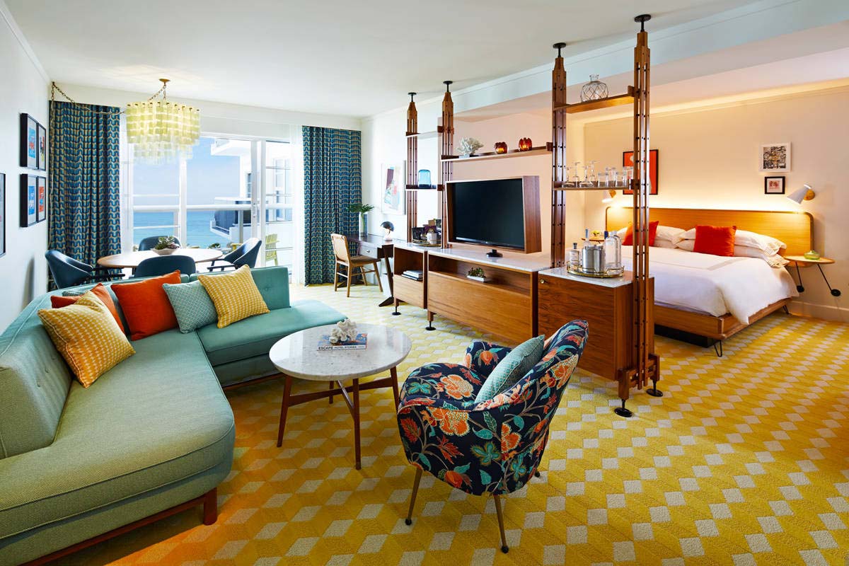 emerald color in the bedroom interior