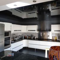 plafond en bois noir dans le style de la photo du salon