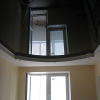 beau plafond noir dans le style de la photo du couloir