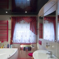 beau plafond noir dans le décor de la photo de l'appartement