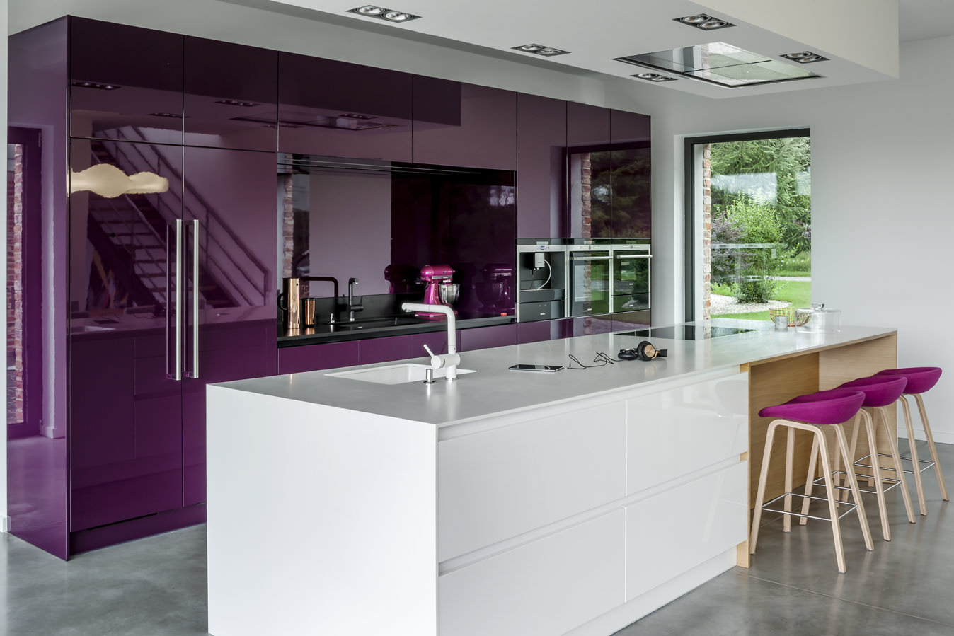 beau design de cuisine en violet