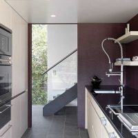décor de cuisine moderne en violet