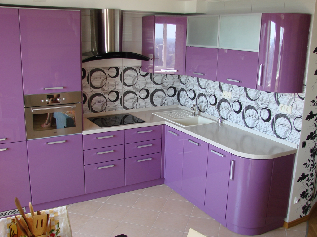 intérieur de cuisine lumineux violet