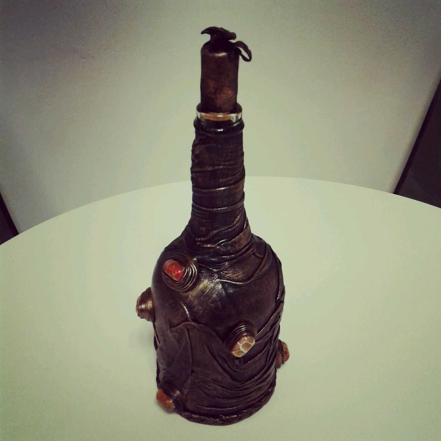 the idea of a beautiful decoration of glass bottles of leather with your own hands