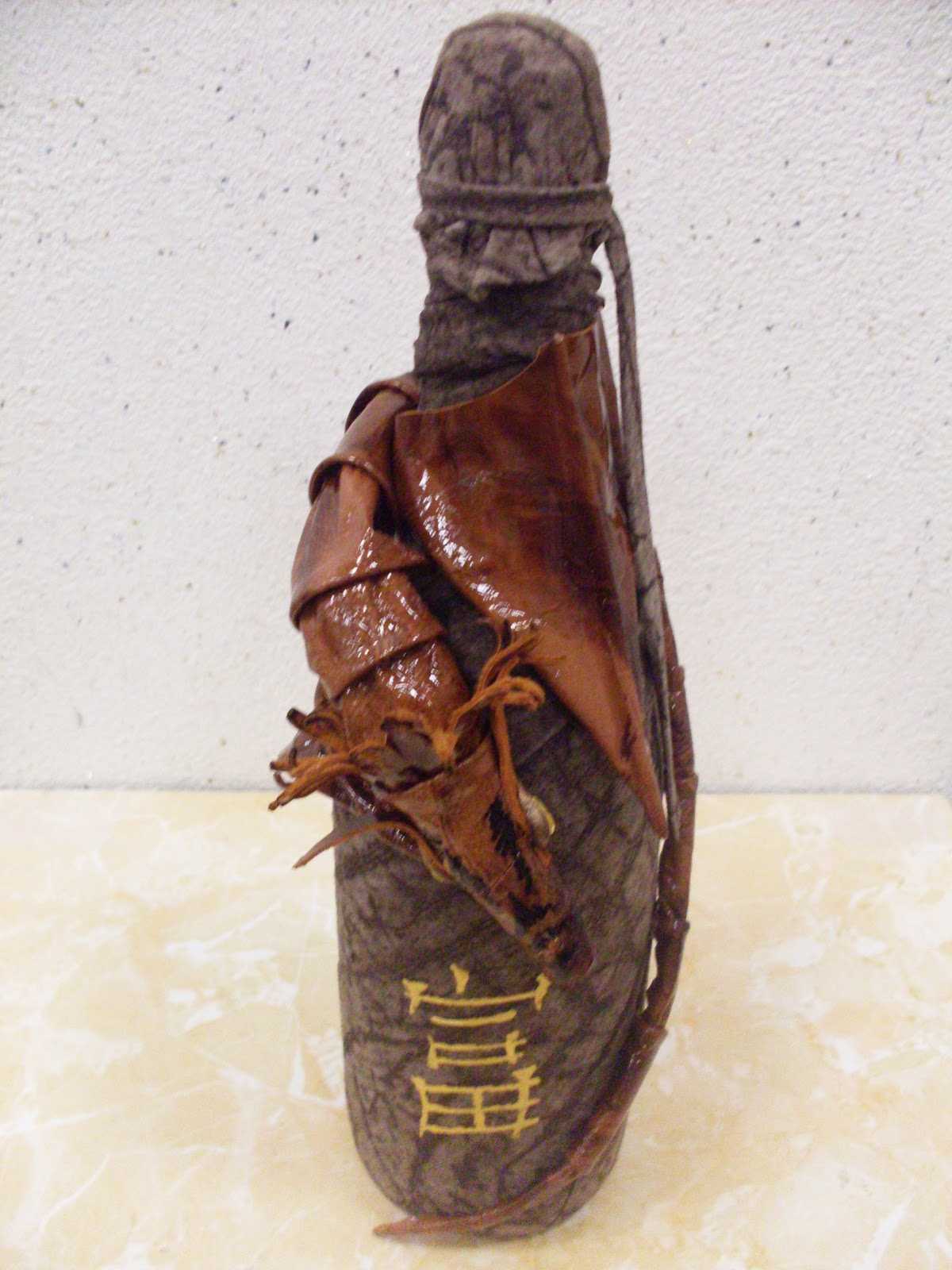 do-it-yourself idea of a beautiful decor of glass bottles made of leather