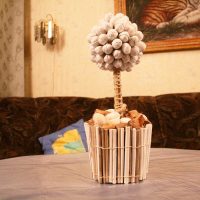 l'idée d'une décoration légère de la salle avec un arbre avec vos propres mains