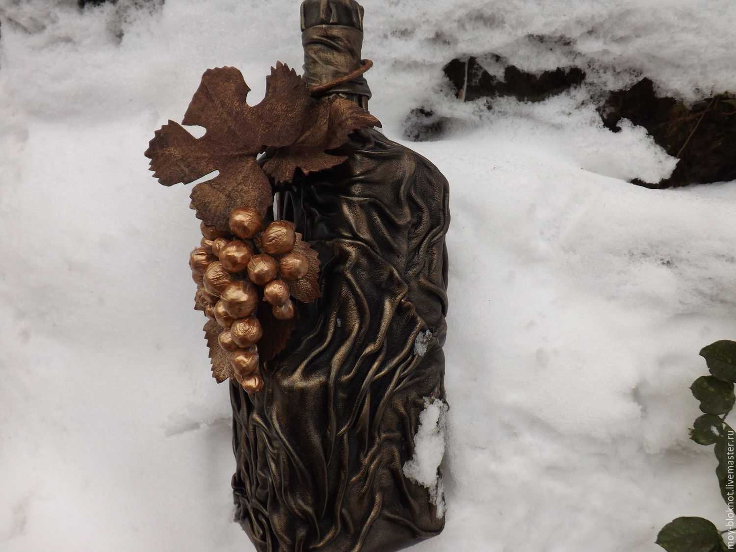 the idea of brightly decorating glass bottles of leather with your own hands