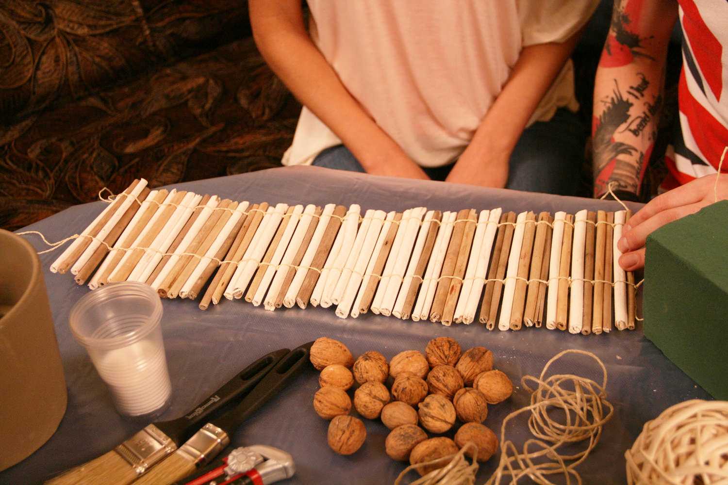 version bricolage d'une belle décoration de la salle avec un arbre