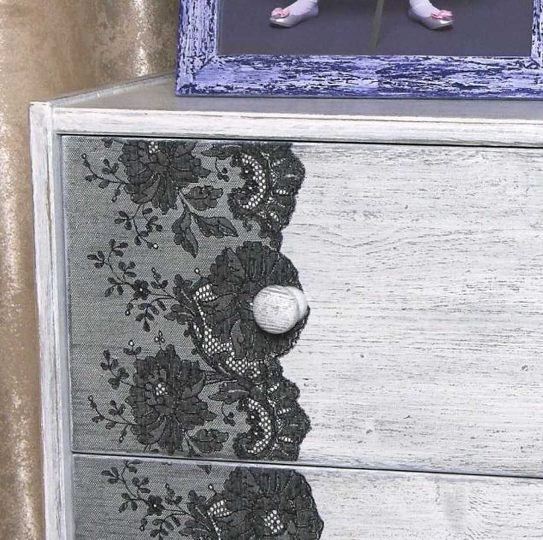 option of decorating the table with improvised materials