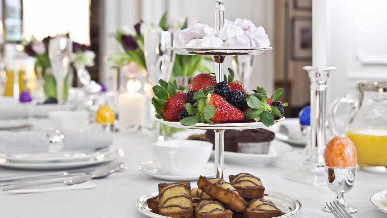 the idea of a beautiful table decoration