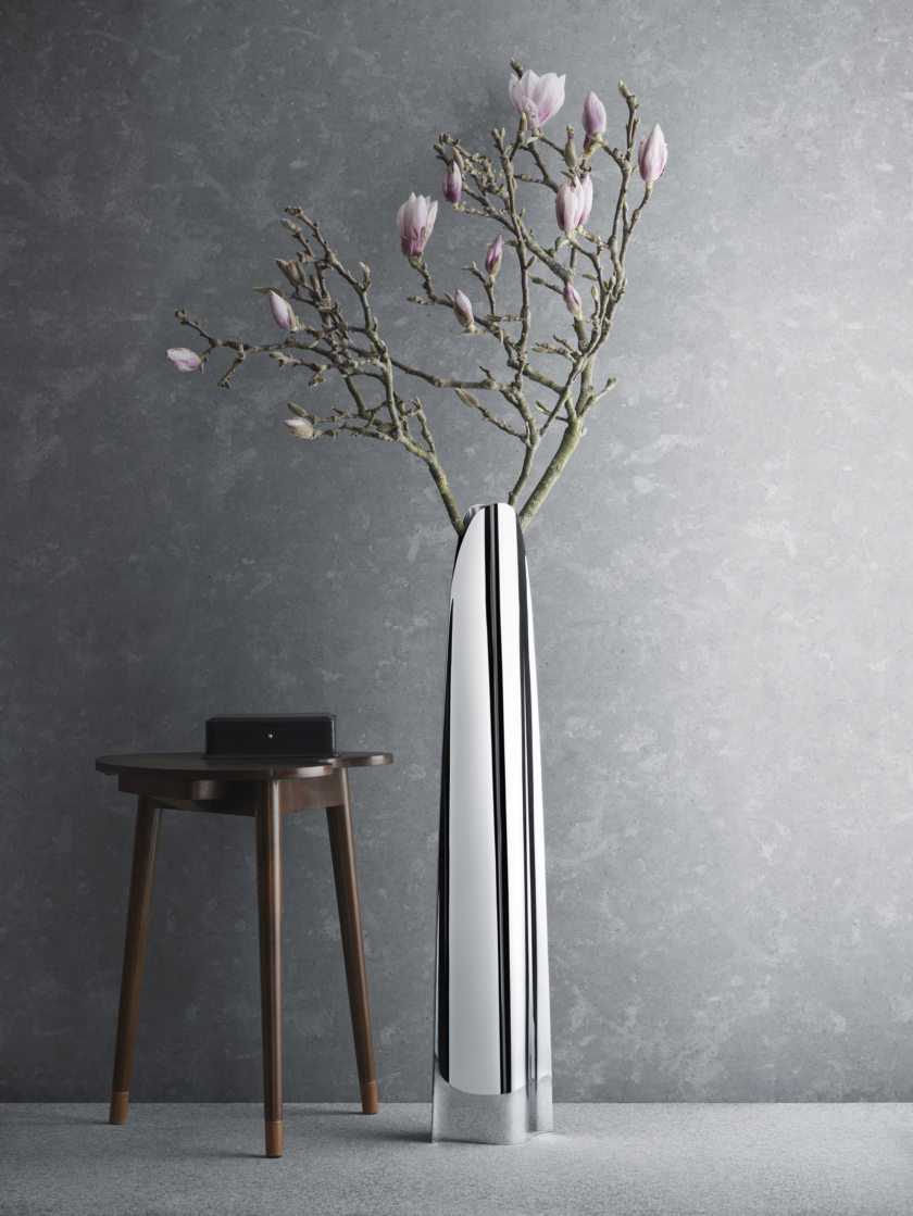 variant of bright design of a vase with decorative branches