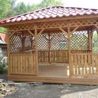 version du bel intérieur du gazebo dans la photo de la cour