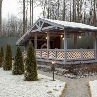 gazebos de style lumineux option dans la photo de la cour