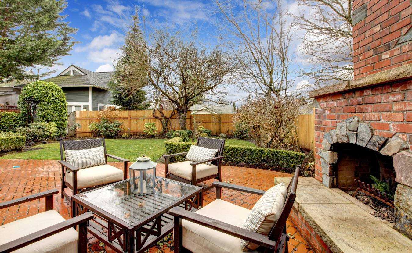 the idea of unusual decoration of the courtyard of a private house