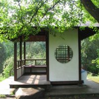 l'idée d'un pavillon de jardin insolite dans la photo de la cour