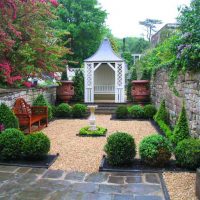 idea of unusual decoration of the courtyard of a private house photo
