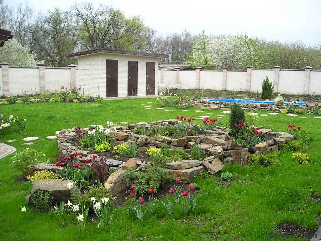 the idea of bright decoration of the yard