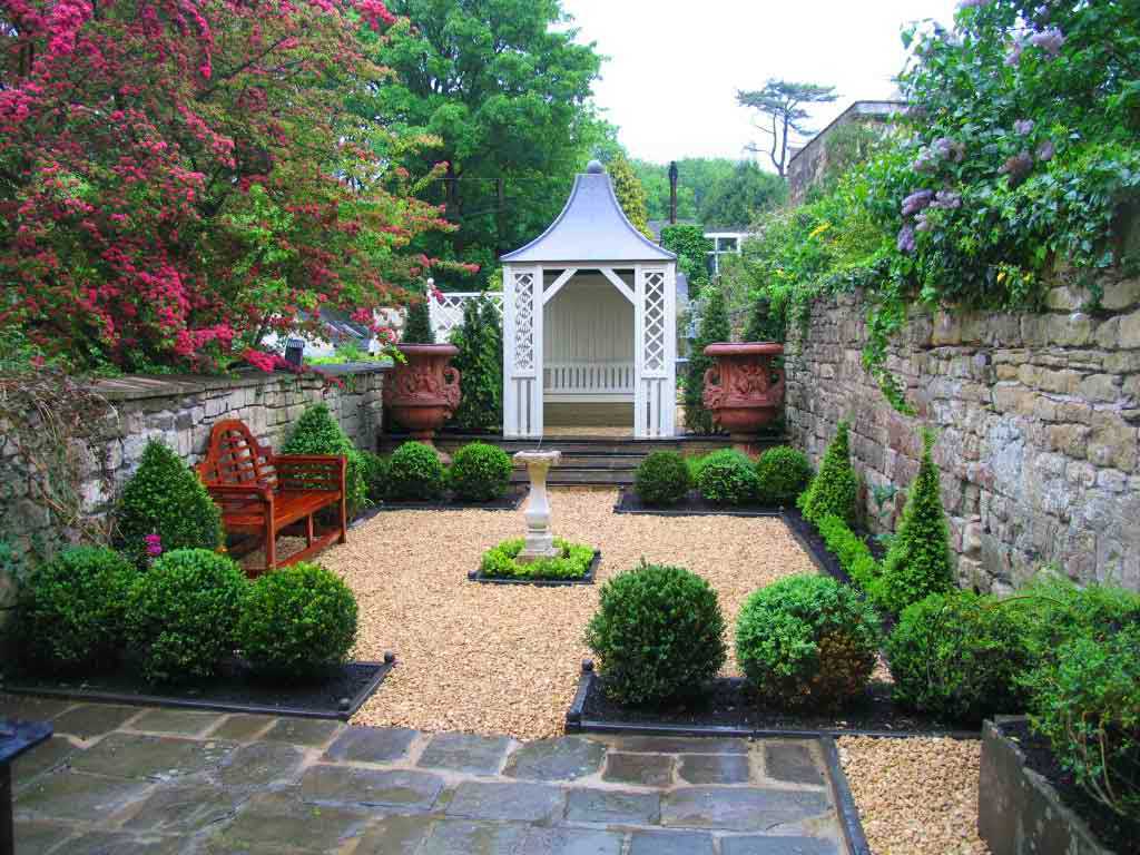 the idea of a beautiful courtyard decoration