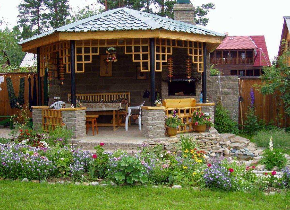 l'idée d'un beau design du gazebo dans la cour