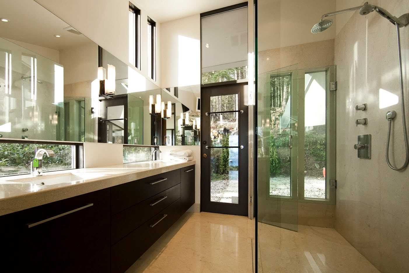 idée du style moderne d'une grande salle de bain