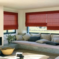 idée d'un intérieur lumineux d'une cuisine avec des rideaux romains photo