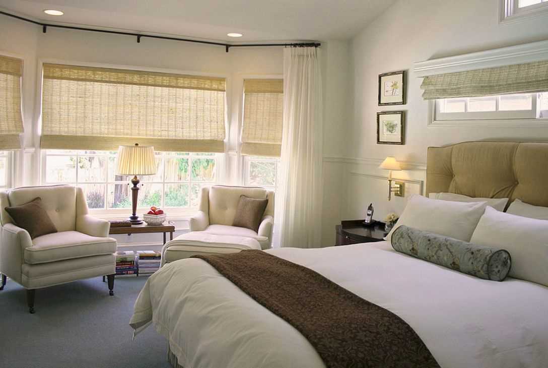 variante du design de chambre lumineuse avec stores romains