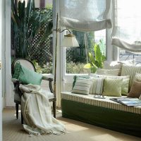 idée d'un salon de style lumineux avec des rideaux romains photo