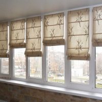 l'idée d'un bel intérieur de pépinière avec des rideaux romains photo