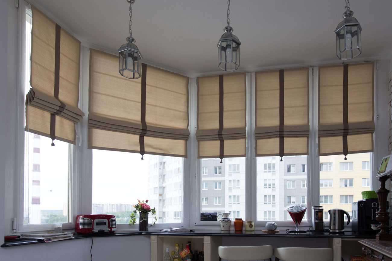 version d'un beau décor de crèche avec des rideaux romains