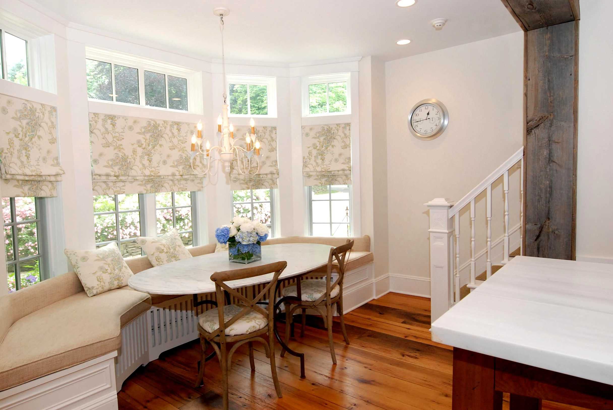 l'idée d'un intérieur de salon insolite avec des stores romains