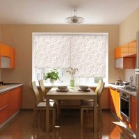 L'idée d'un design lumineux du salon avec des rideaux romains photo