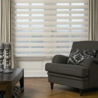 version du design lumineux de la cuisine avec des rideaux romains photo