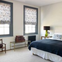 idée d'un décor de chambre d'enfant avec des rideaux romains photo