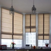 variante d'un style de chambre magnifique avec des rideaux romains photo