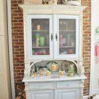 idea of ​​applying a light room decor in retro photo style