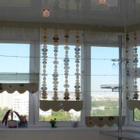 version du beau style de la cuisine avec des rideaux romains photo