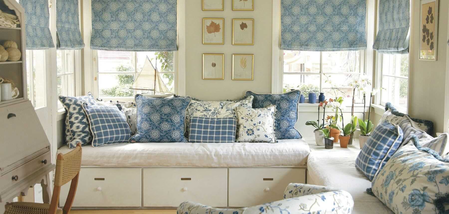 variante d'un bel intérieur de chambre avec stores romains