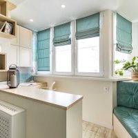 version de la conception de la lumière de la pépinière avec des rideaux romains photo