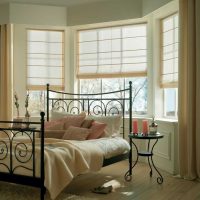 version d'un décor léger pour les enfants avec des rideaux romains photo