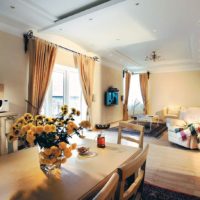 on distingue l'espace du salon de la salle à manger