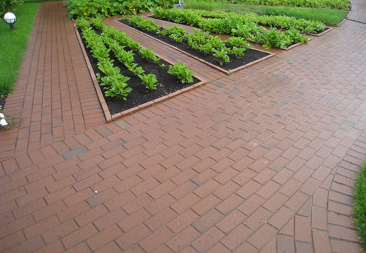 the idea of using bright garden paths