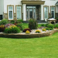 l'idée d'un beau décor de façade de jardin dans une cour privée photo