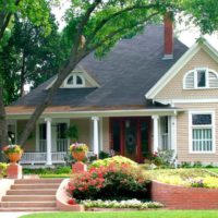 L'idée d'une conception lumineuse du jardin avant au chalet photo