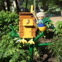 idée de la conception lumineuse d'un jardin avant dans une cour privée photo