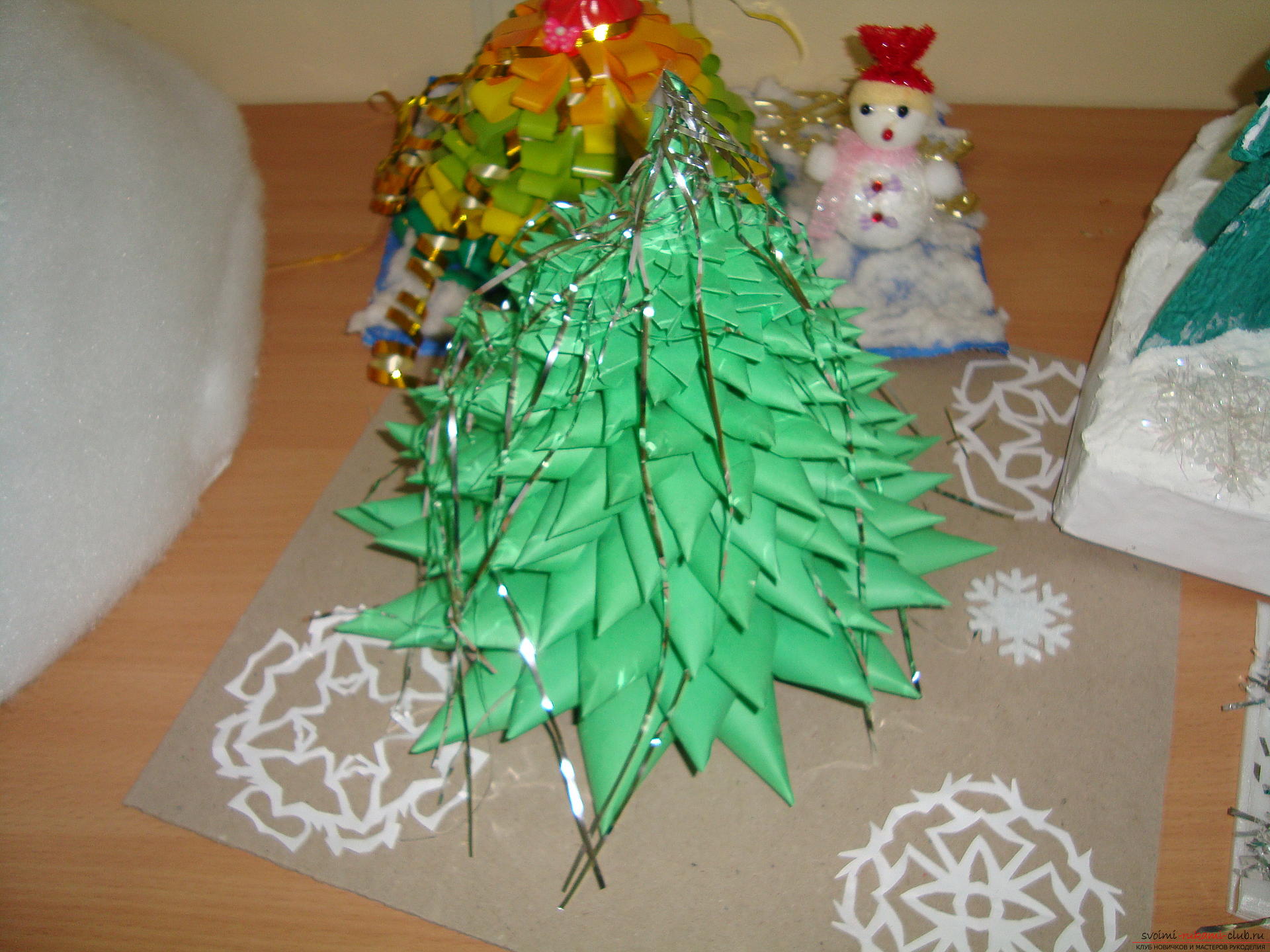 The idea of ​​creating a bright Christmas tree from cardboard yourself